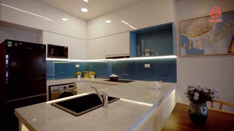 Phòng bếp tông màu xanh biển dịu mắt