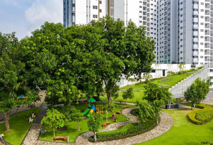 Khuôn viên xanh mát với các tiện ích cơ bản như công viên, khu vui chơi trẻ em.