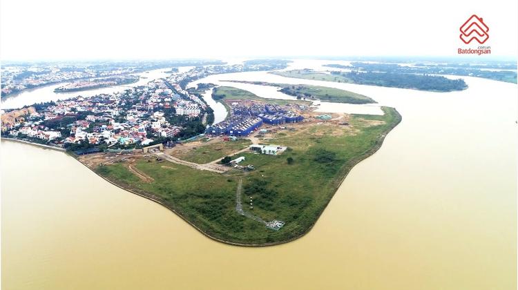 Dự án Hoian d'Or nằm trên Cồn Bắp, được bao quanh bởi sông Thu Bồn, liền kề Phố cổ
