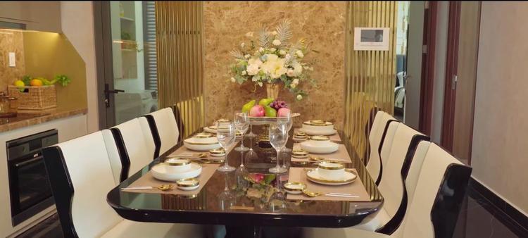 Bếp và bàn ăn được bố trí cạnh loga phụ, giúp căn hộ bớt bị ám mùi khi nấu nướng, ăn uống