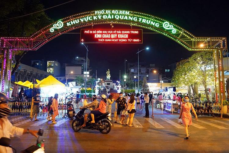 Phố đi bộ đêm khu vực kỳ đài Quang Trung