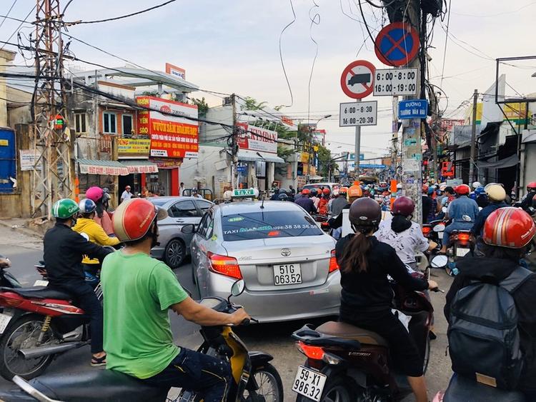 Kẹt xe trên đường Lê Văn Việt quận 9