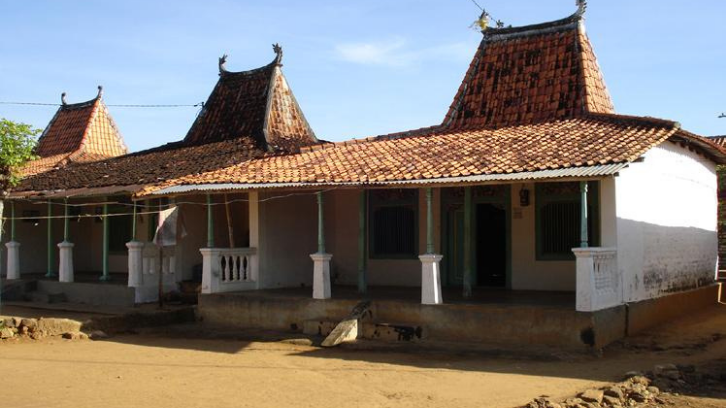 Rumah Adat Madura, Taneyan Lanjhang, Ciri Khas, dan Bentuknya