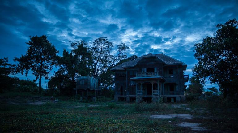 would-you-dare-to-buy-a-home-that-s-40-off-but-haunted