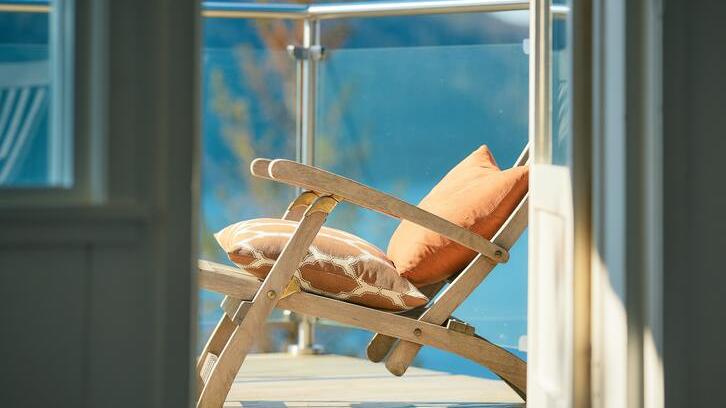 9 Inspirasi Balkon Kamar Cantik, Nyaman, Cocok Buat Kaum Rebahan