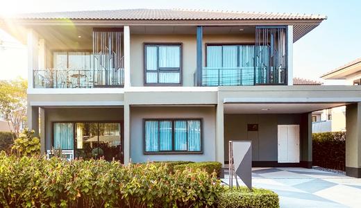 บ้านชั้นเดียว vs บ้าน 2 ชั้น ข้อดี-ข้อด้อย เหมาะกับใคร แบบไหนดีกว่ากัน