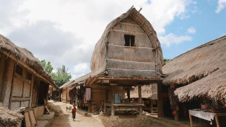 Rumah Sasak Lombok Hunian Anti Gempa Asal NTB dan 7 Keunikannya
