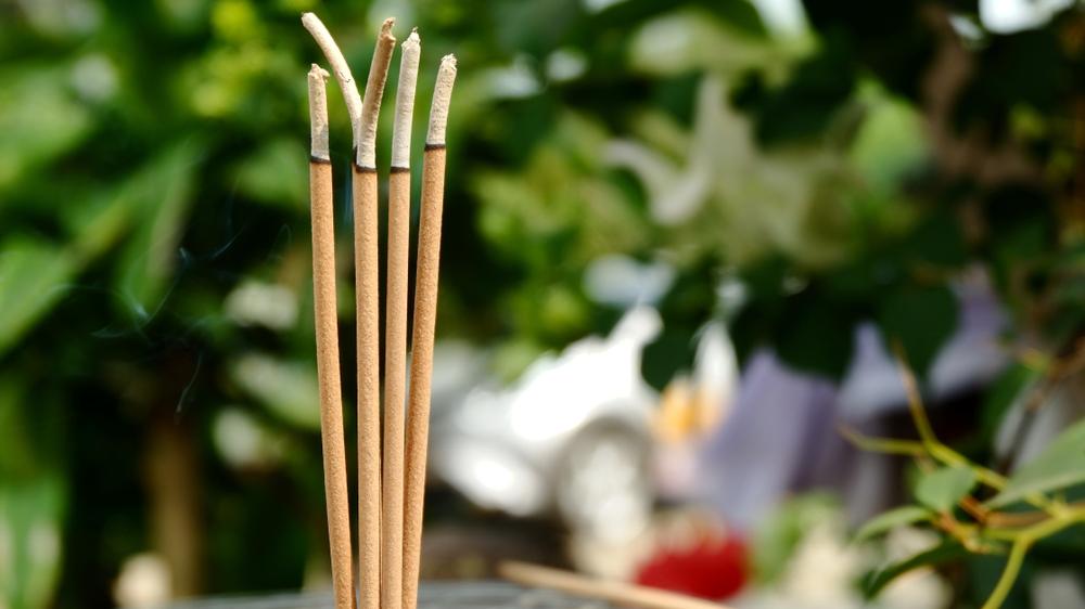 ไหว้เจ้าที่ใช้ธูปกี่ดอก พร้อม 4 ขั้นตอนการไหว้ที่ถูกต้อง