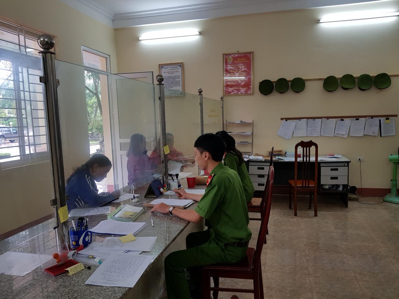 Để đăng ký tạm trú, người dân phải đăng ký thường trú ở một địa phương khác
