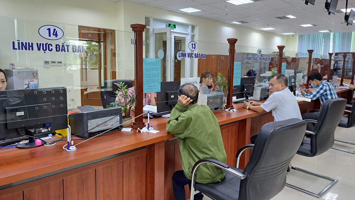 Nộp hồ sơ yêu cầu tách thửa đất thổ cư tại Văn phòng đất đai cấp huyện