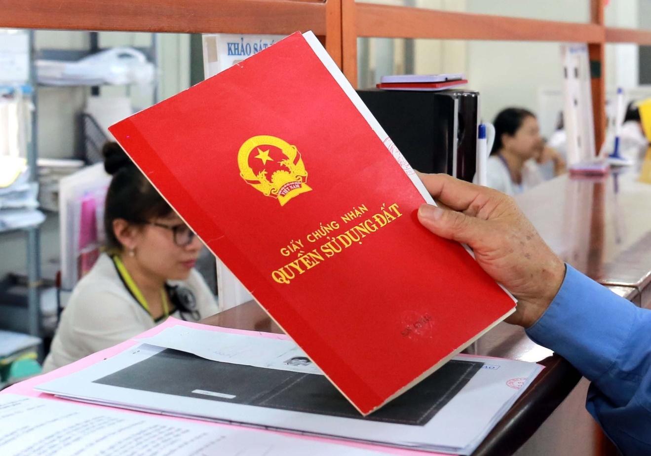 Cần sang tên sổ đỏ khi thực hiện mua bán đất đồng sở hữu. 
