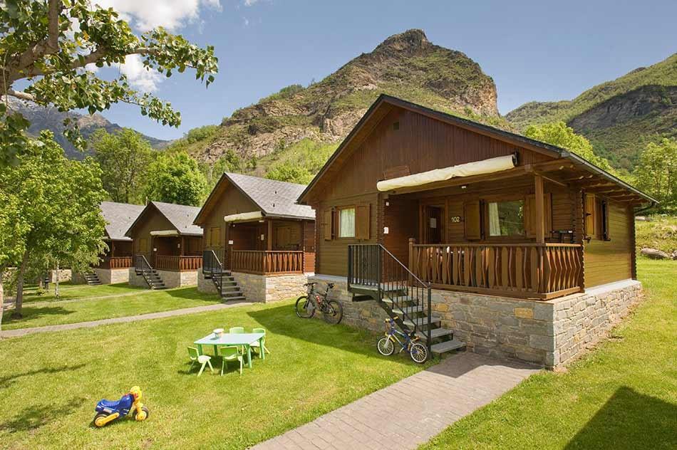 Các Bungalow độc đáo nằm trước dãy núi hoang sơ