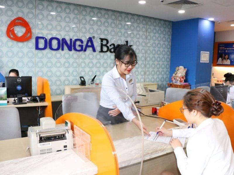 Khách hàng gửi tiền tại ngân hàng Đông Á