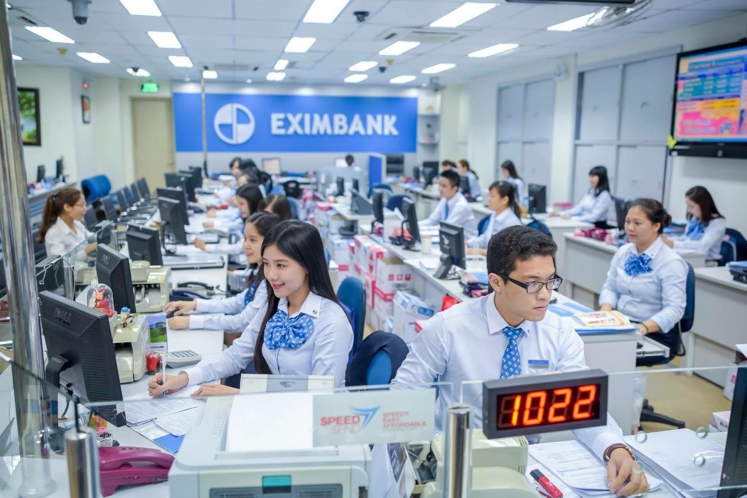 Khách hàng gửi tiền tại ngân hàng Eximbank