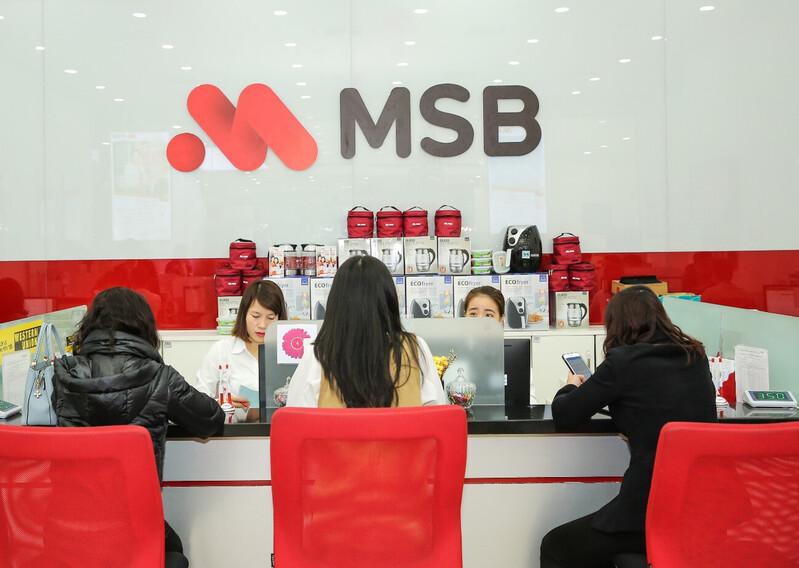 Khách hàng đến giao dịch tại ngân hàng MSB