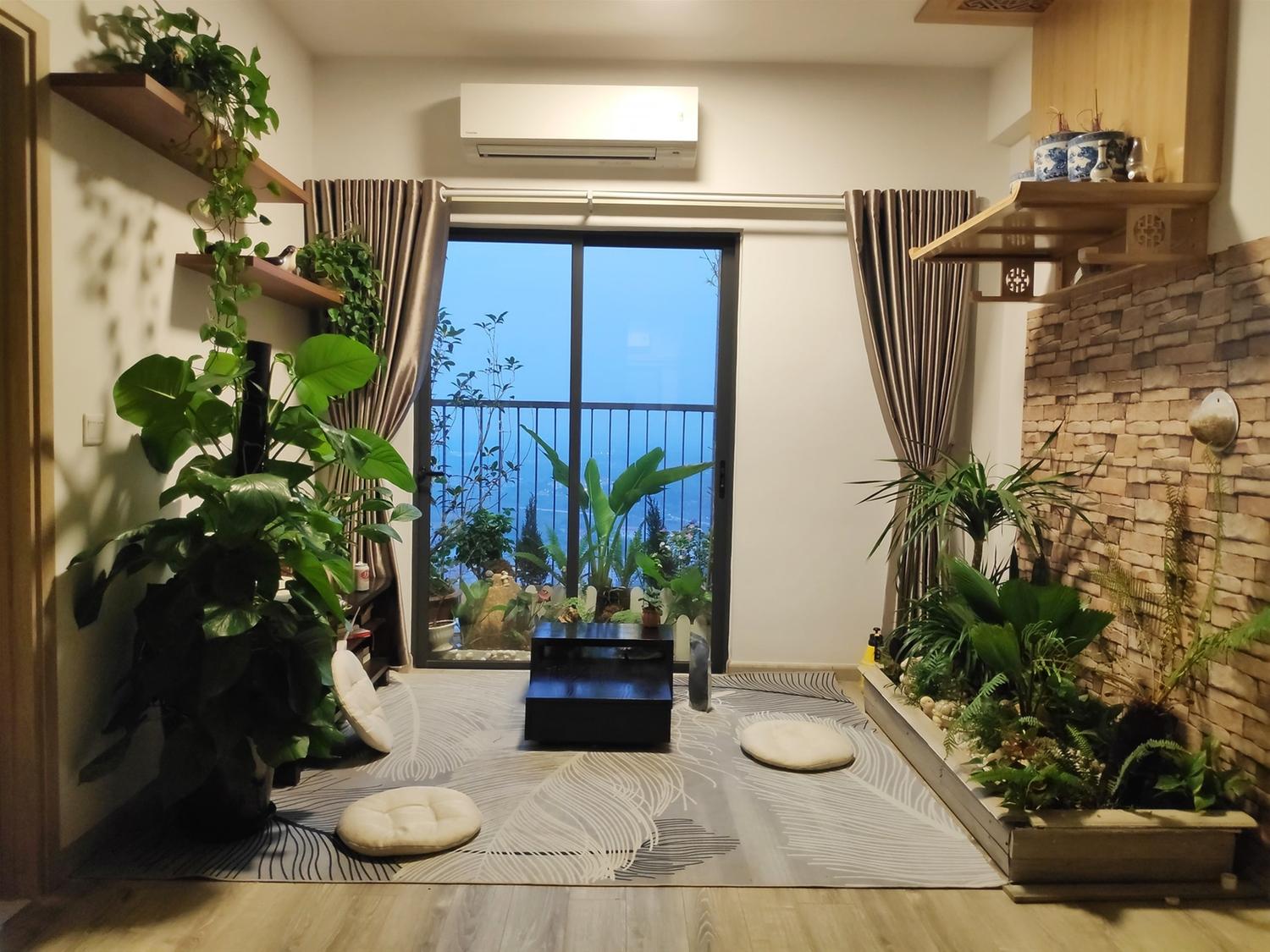 Phòng khách chung cư trang trí cây xanh