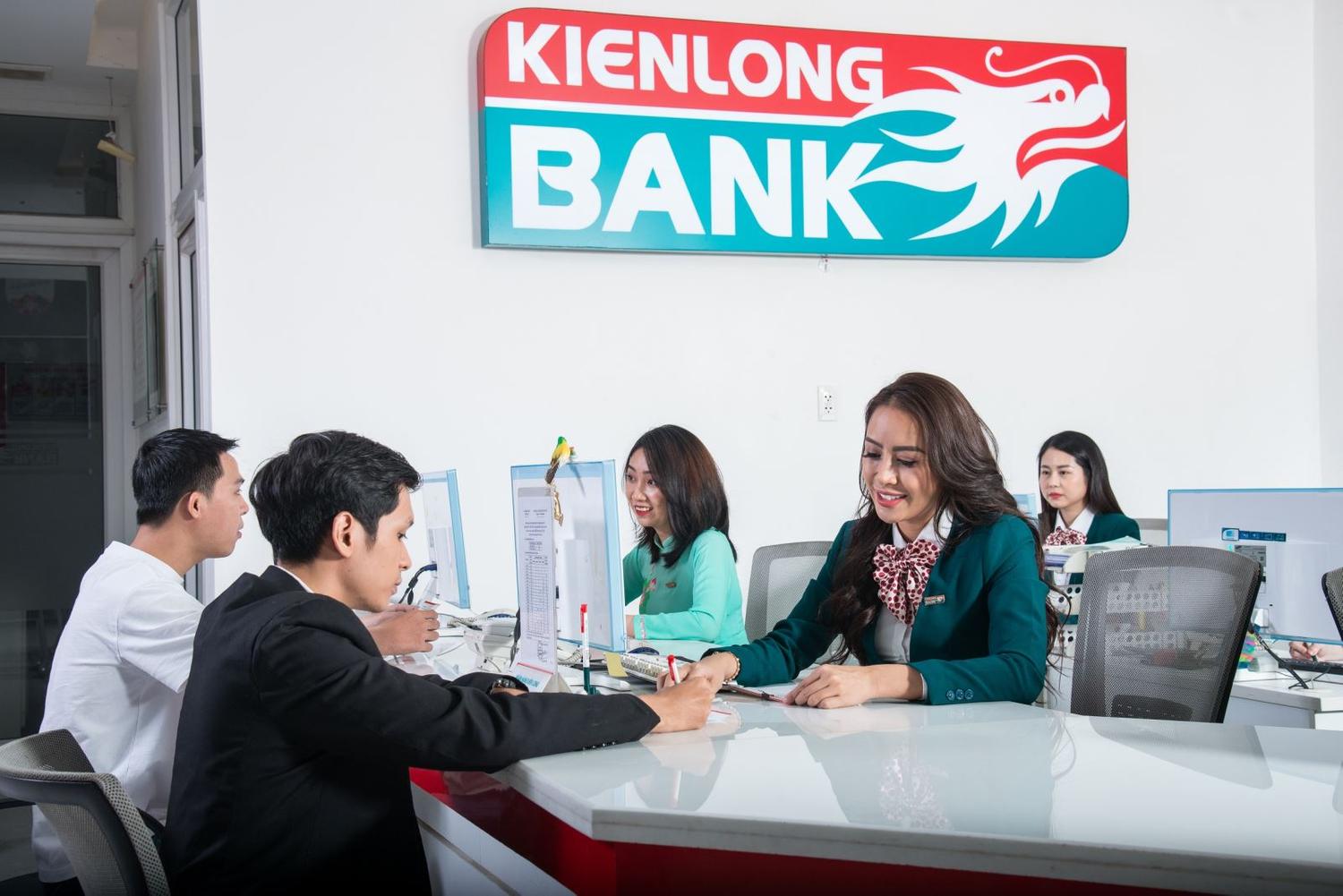 Khách hàng giao dịch tại ngân hàng Kiên Long