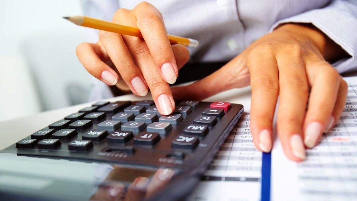 Người đi công chứng phải đóng phí công chứng theo quy địn
