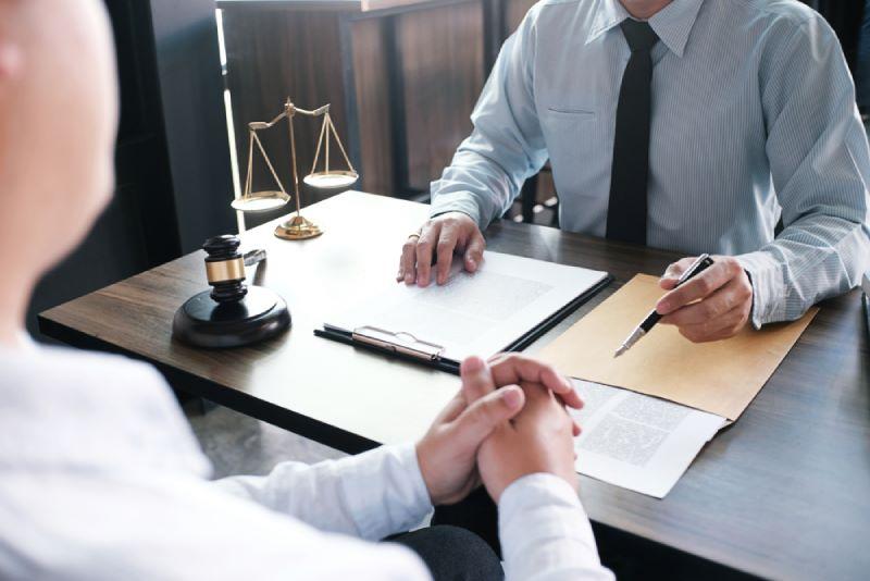 Đến trực tiếp văn phòng công chứng vào giờ làm việc để được hỗ trợ