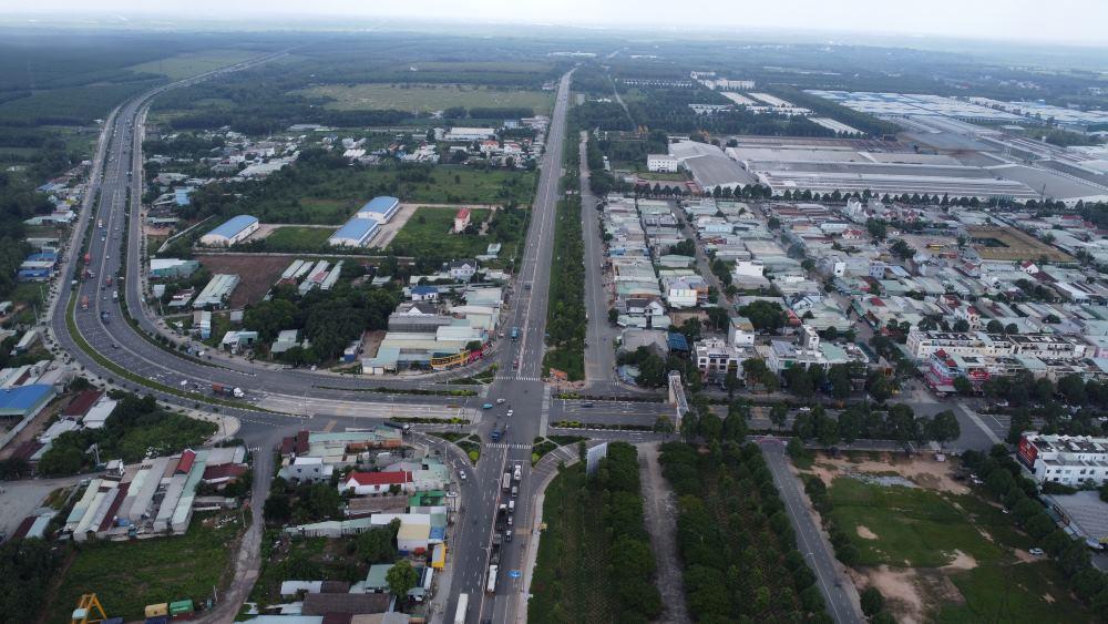 Khu công nghiệp Bàu Bàng kết nối với  Quốc lộ 13 với 6 làn xe và đường Mỹ Phước Tân Vạn 10 làn xe.  