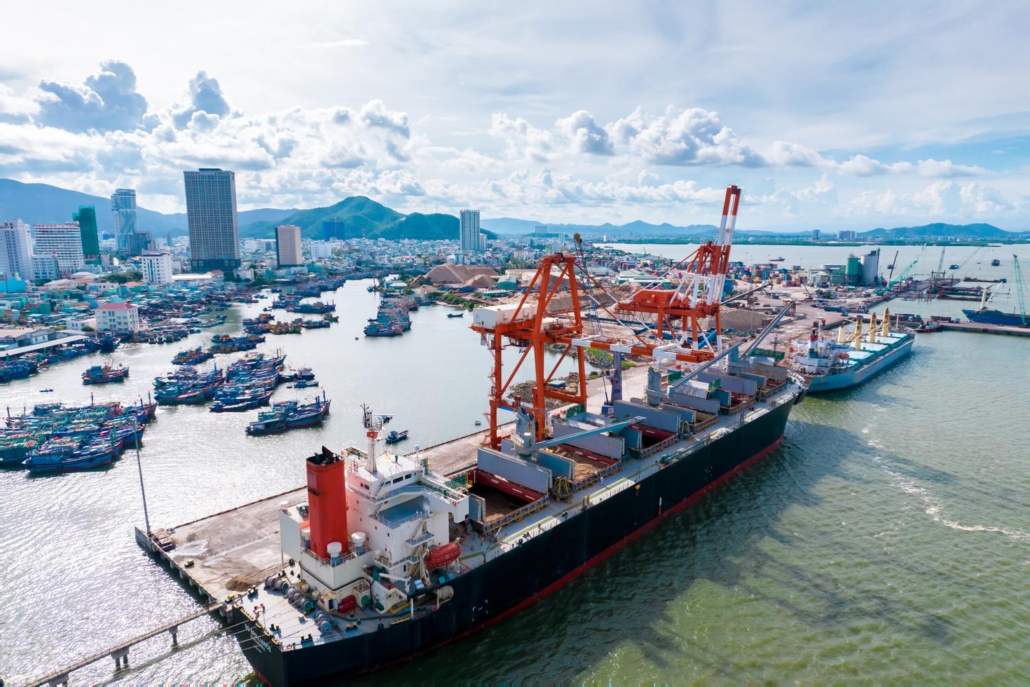 Cảng Quy Nhơn là cửa ngõ giao thương luôn nhộn nhịp, sầm uất