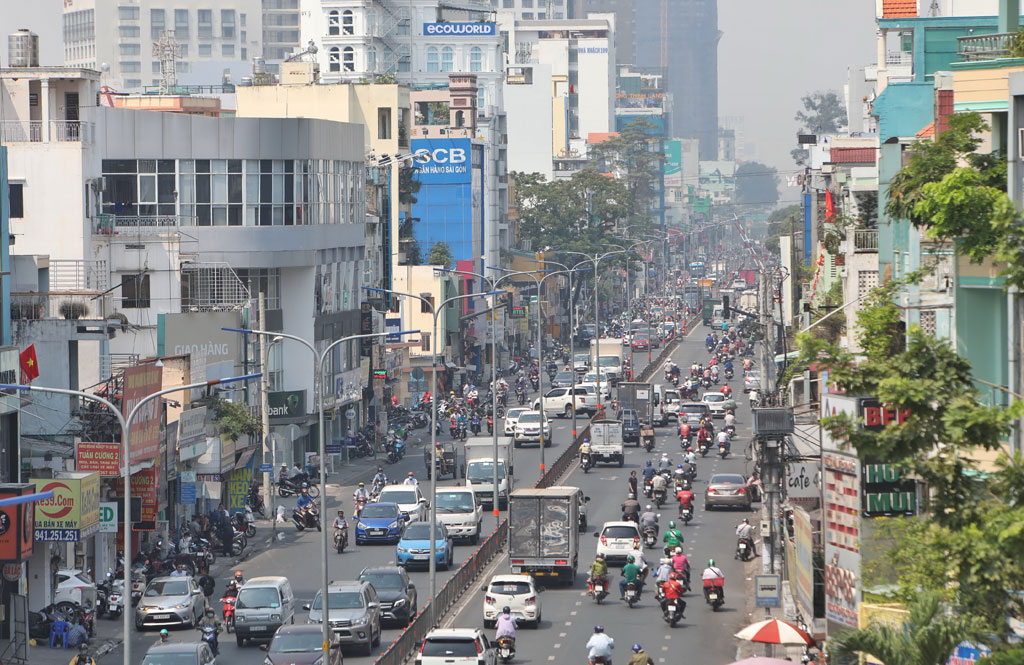 Mật độ giao thông tại các tuyến đường của Ngã tư Phú Nhuận luôn đông đúc. 