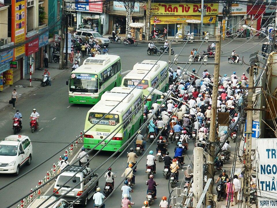 Có nhiều tuyến xe buýt lưu thông qua Ngã tư Phú Nhuận