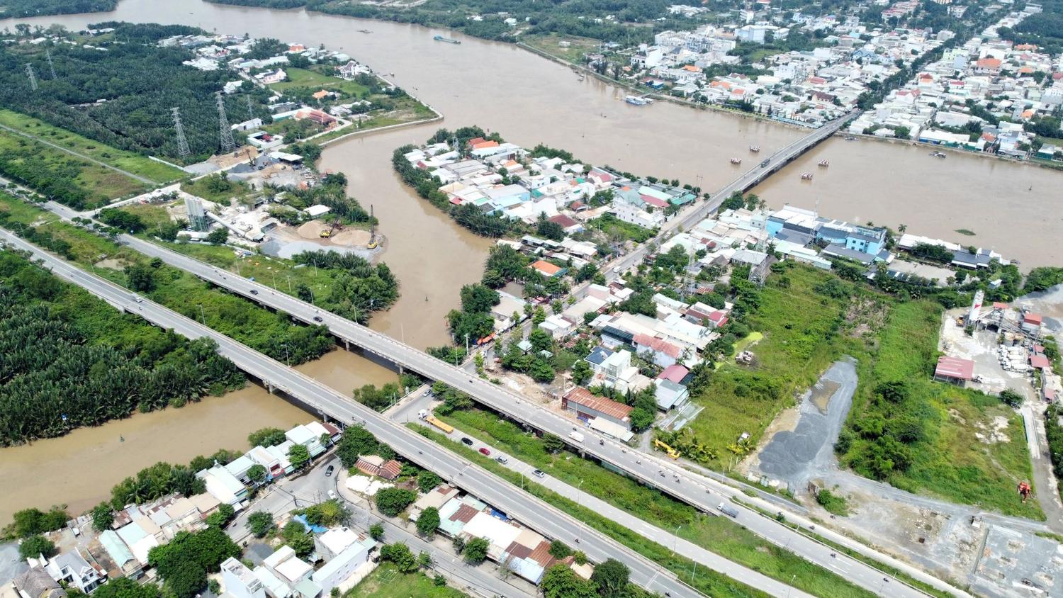 Huyện Nhà Bè có giao thông thuận lợi, bao gồm cả đường bộ và đường thủy. 
