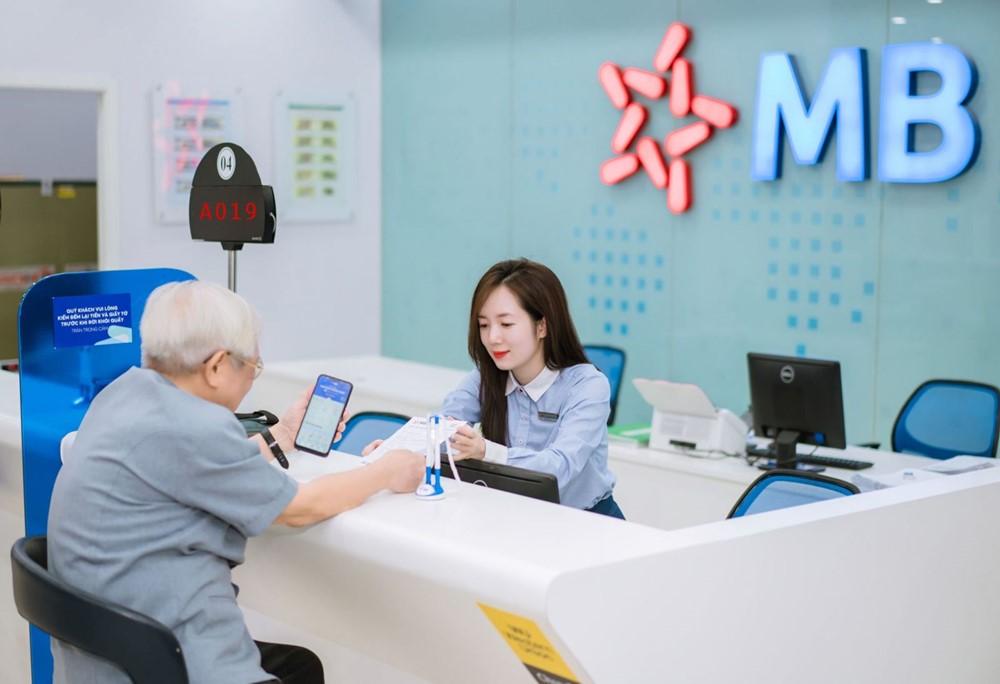 Khách hàng sử dụng dịch vụ tại ngân hàng MB