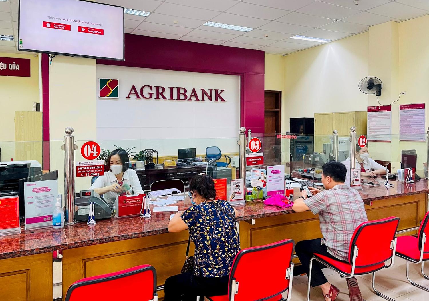 Khách hàng cần chuẩn bị đầy đủ giấy tờ khi đến giao dịch