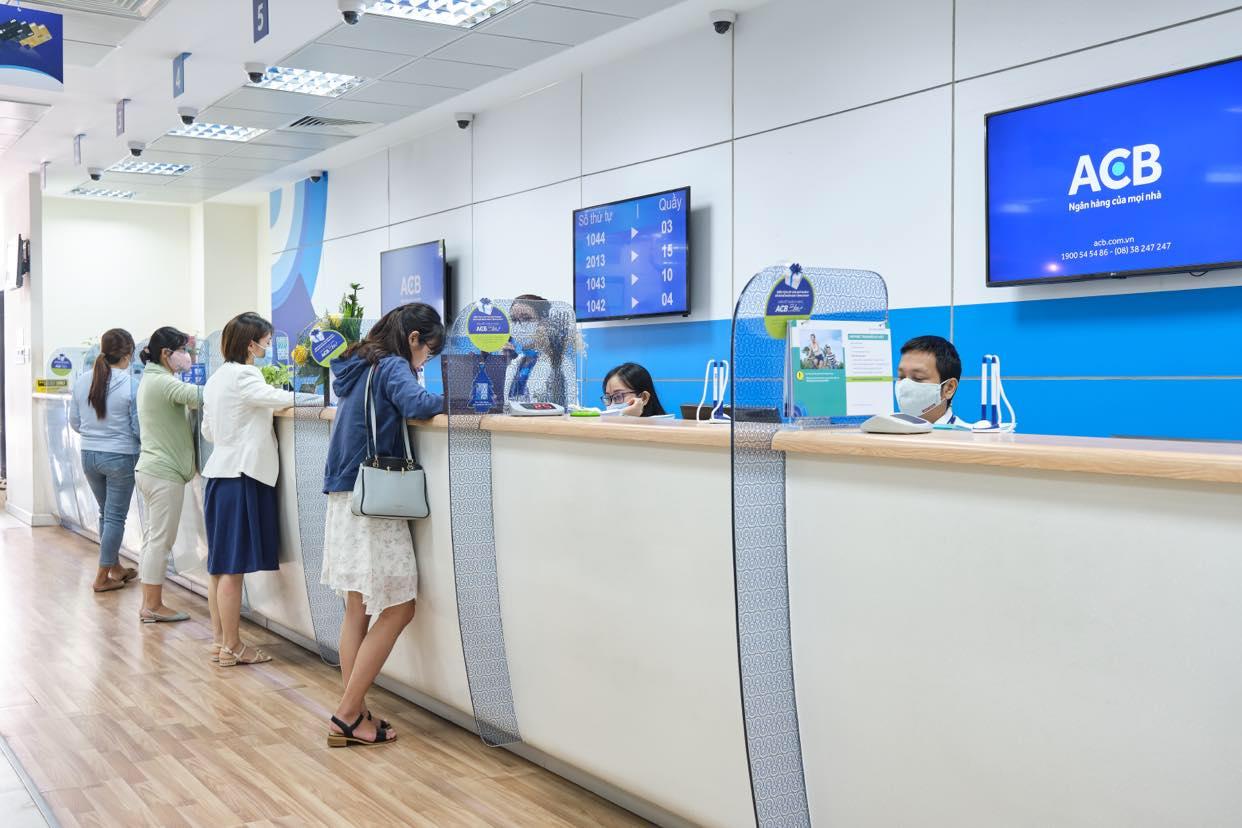 Khách hàng giao dịch tại ngân hàng ACB