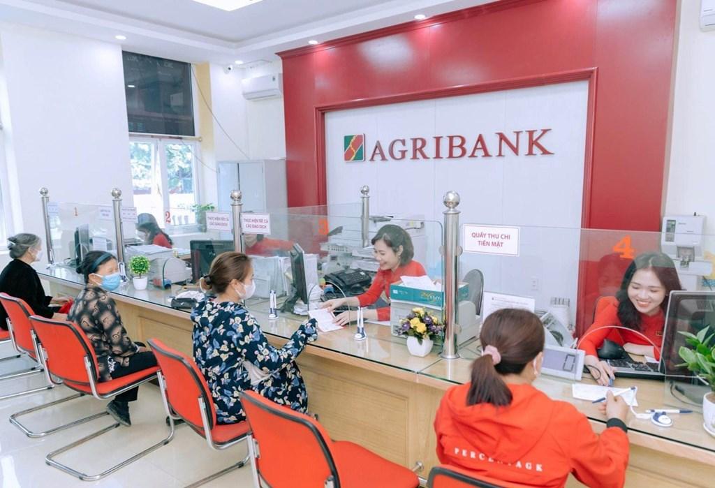 Khách hàng giao dịch tại Agribank