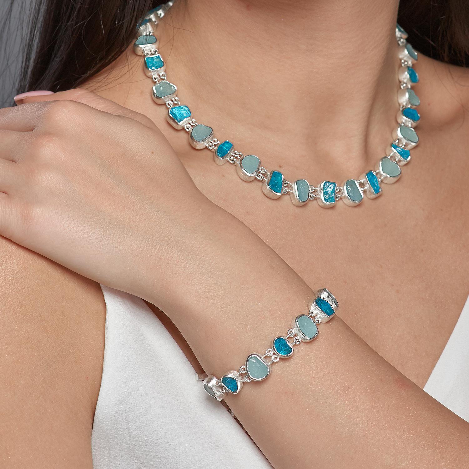 Người mệnh Bình địa mộc rất hợp trang sức, các loại đá màu xanh dương như aquamarine