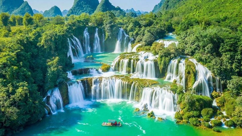 Đại Khê Thủy có thể hiểu là dòng thác chảy siết, hùng vĩ