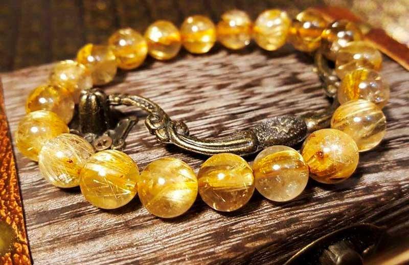 Mệnh Đại Khê Thủy hợp màu vàng ánh kim