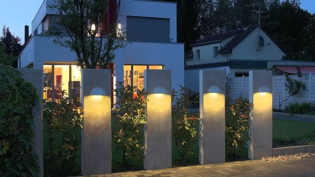 Một mẫu đèn trang trí tường ngoài trời khác được lắp trên các trụ của hàng rào khiến hàng rào nổi bật hơn vào buổi tối