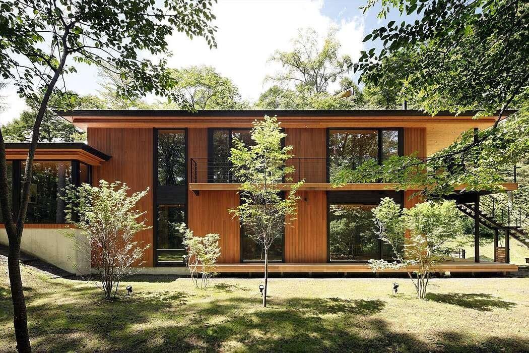 Một thiết kế nhà khác sử dụng hiệu quả các tấm nhựa ốp tường giả gỗ để trang trí
