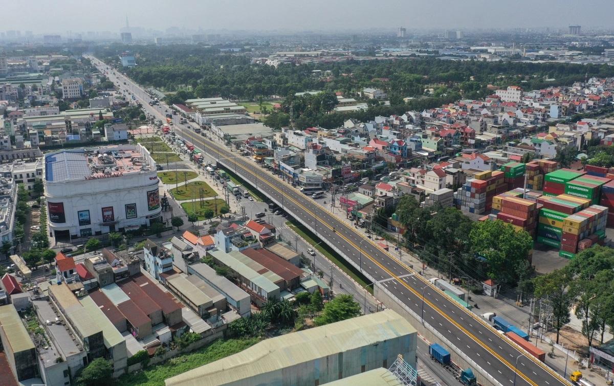 Ảnh chụp cầu vượt Ngã tư 550 trước ngày thông xe