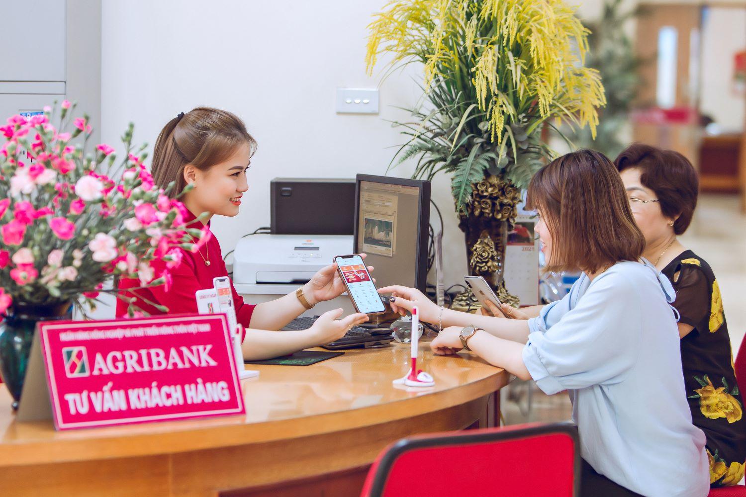 Khách hàng nghe tư vấn dịch vụ gửi tiền tại ngân hàng Agribank
