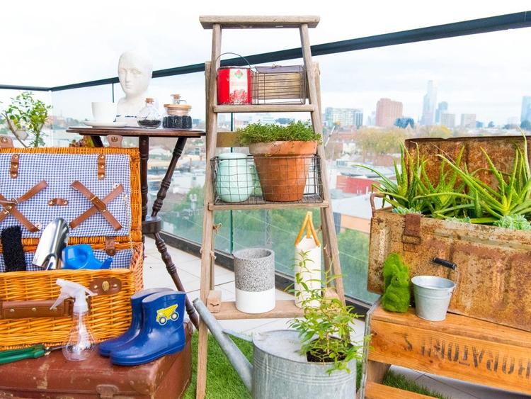 9 cosy balcony ideas and decor inspiration - Kill 2 birds with one stone and use your gardening equipment as decor.