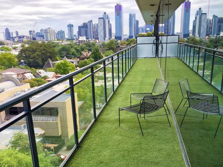9 cosy balcony ideas and decor inspiration - Consider a balcony lawn