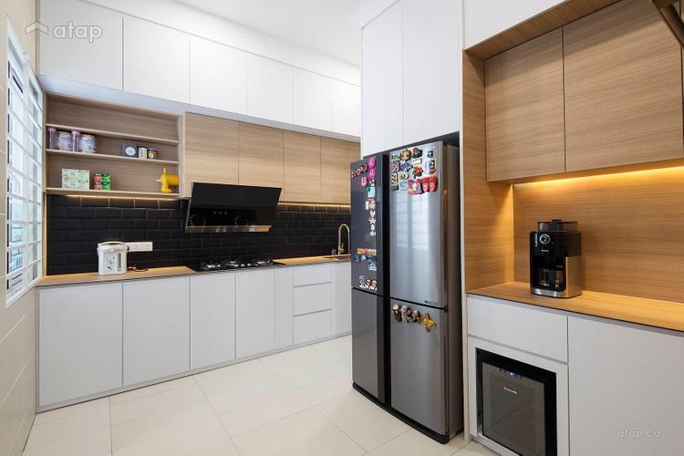 l shape kitchen design with wooden backsplash and stainless steel refrigerator