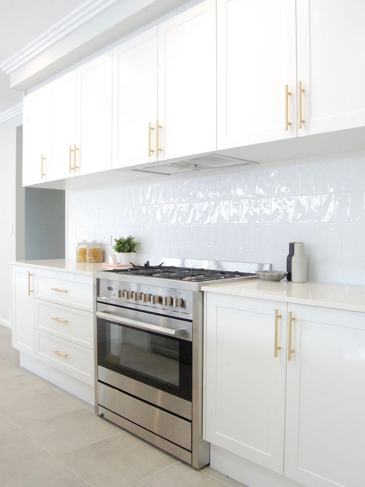 Contemporary white kitchen cabinet ideas