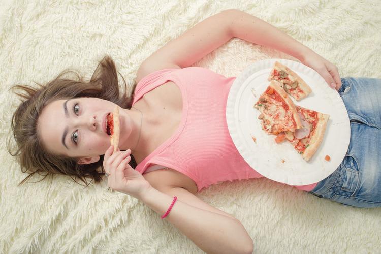 Pantang larang harian masyarakat Melayu - Anak gadis makan sambil berbaring akan dapat suami pemalas