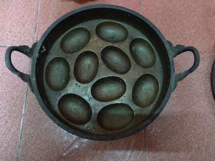 Peralatan dapur tradisional acuan kuih bakar, bahulu atau kuih Akok