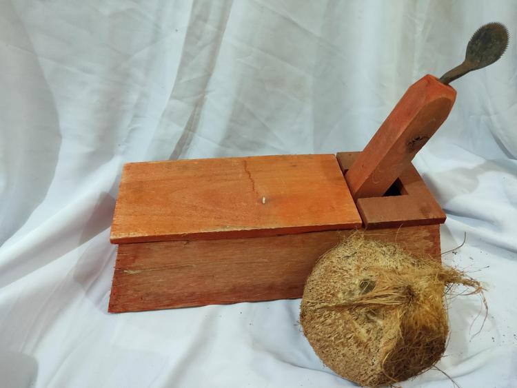 Kukur kelapa adalah satu peralatan dapur tadisional yang semakin dilupakan