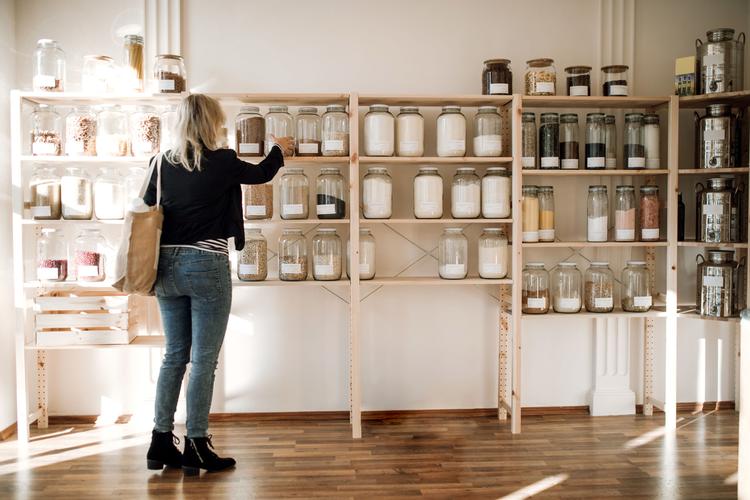 woman shopping for zero waste products