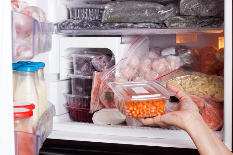 https://www.123rf.com/photo_94498056_frozen-food-in-the-refrigerator-vegetables-on-the-freezer-shelves-.html