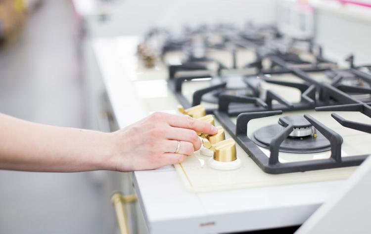 cleaning gas stove