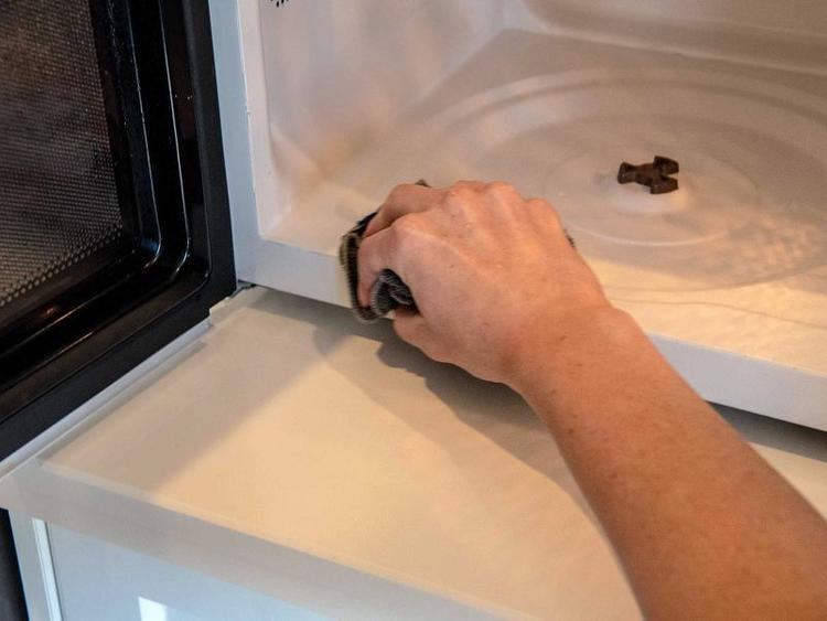 cleaning-inside-of-microwave
